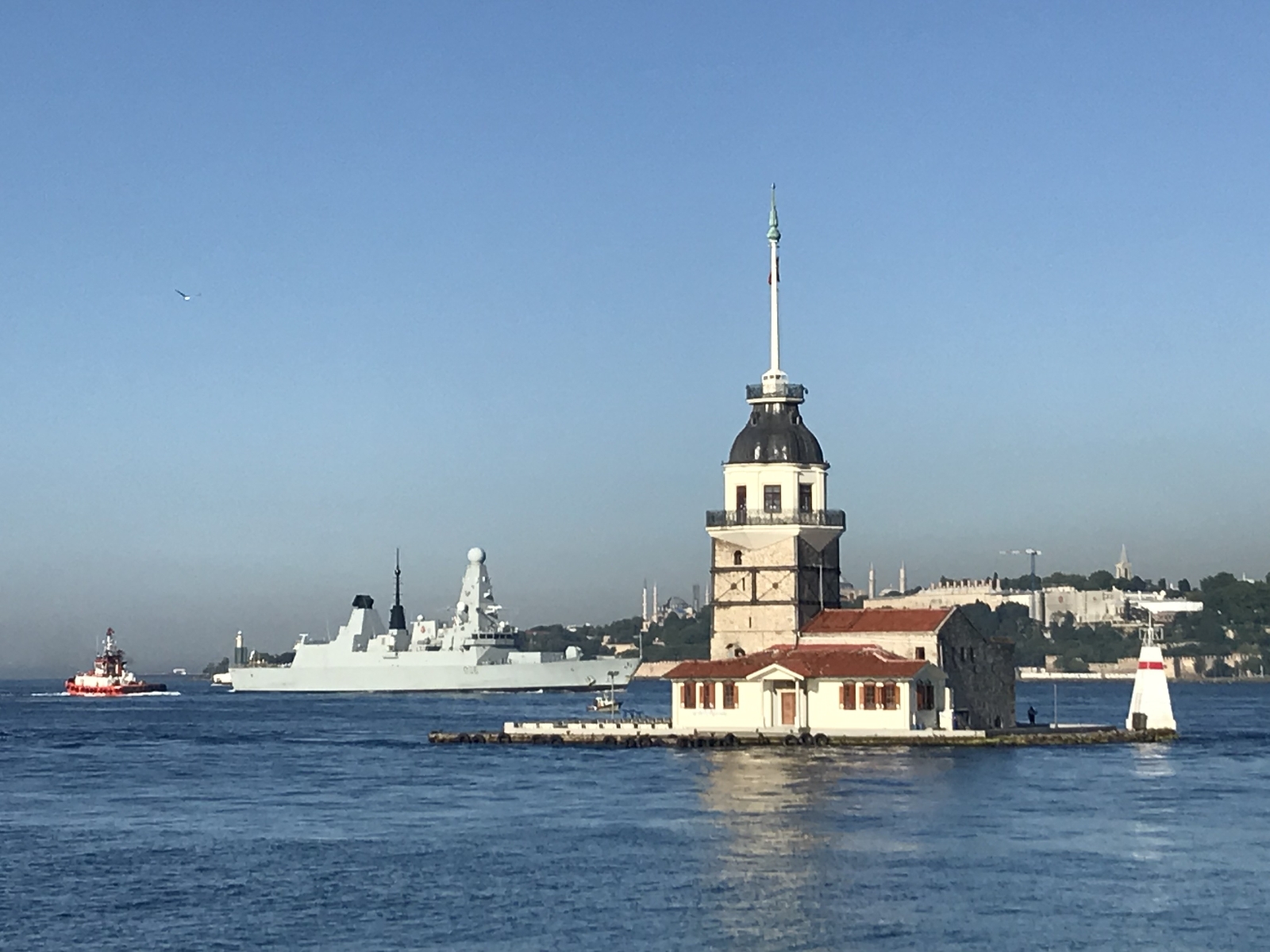 İngiliz savaş gemisi Sarayburnu’na demirledi