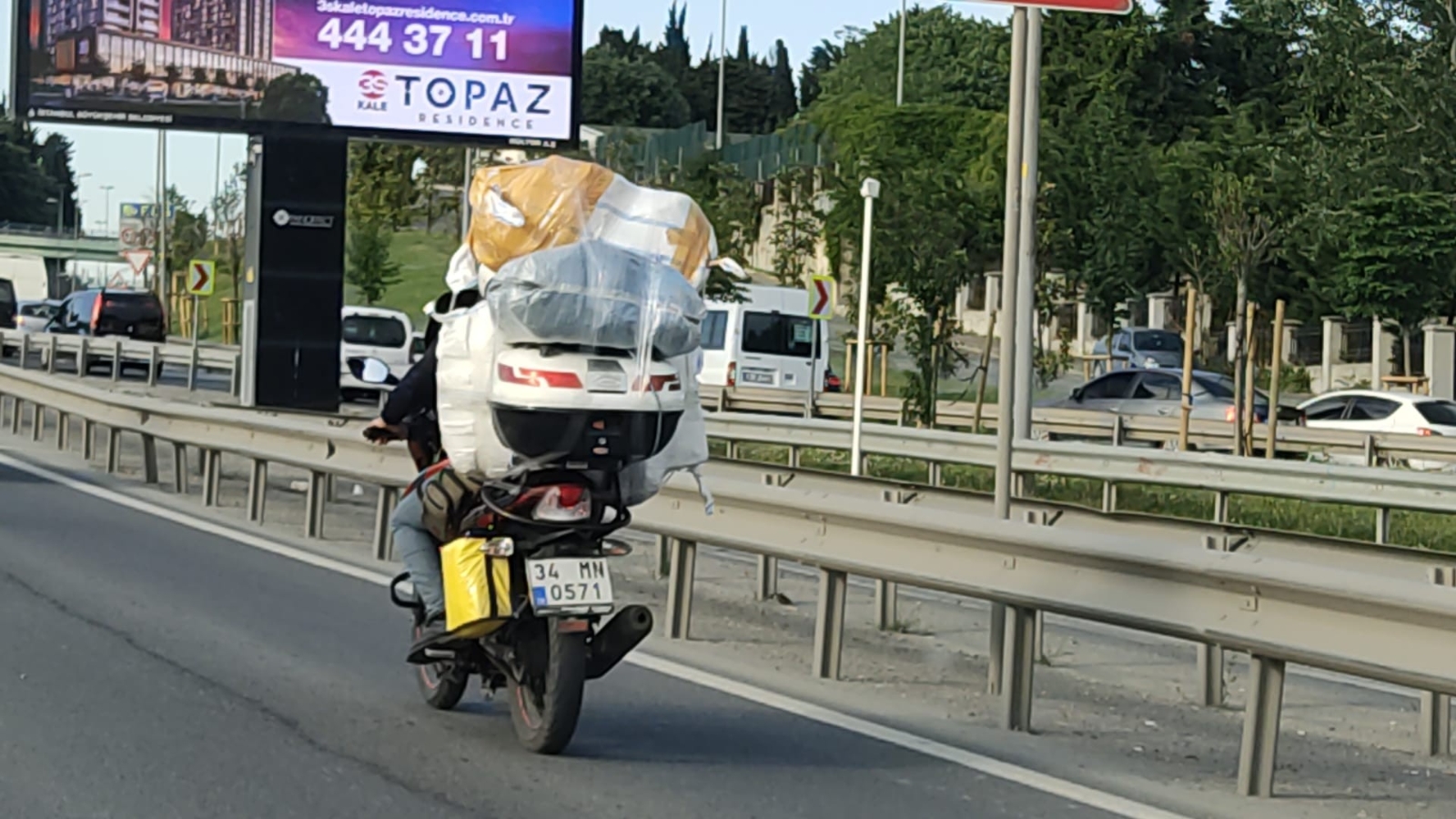 Motosikletine fazla yük atan sürücü hem kendini hem trafiği tehlikeye attı