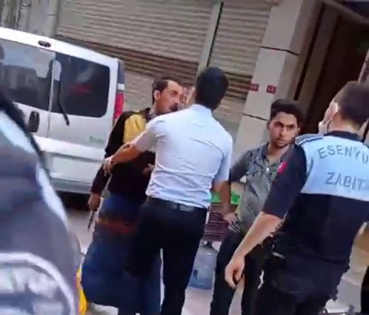 Seyyar Satıcı Zabıtaya Bıçak Çekti