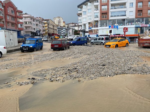 Ankara'da sağanak sele döndü! Yollar sular altında kaldı