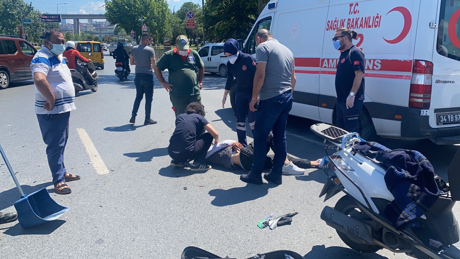 Otomobilin çarptığı motosikletli yere savruldu