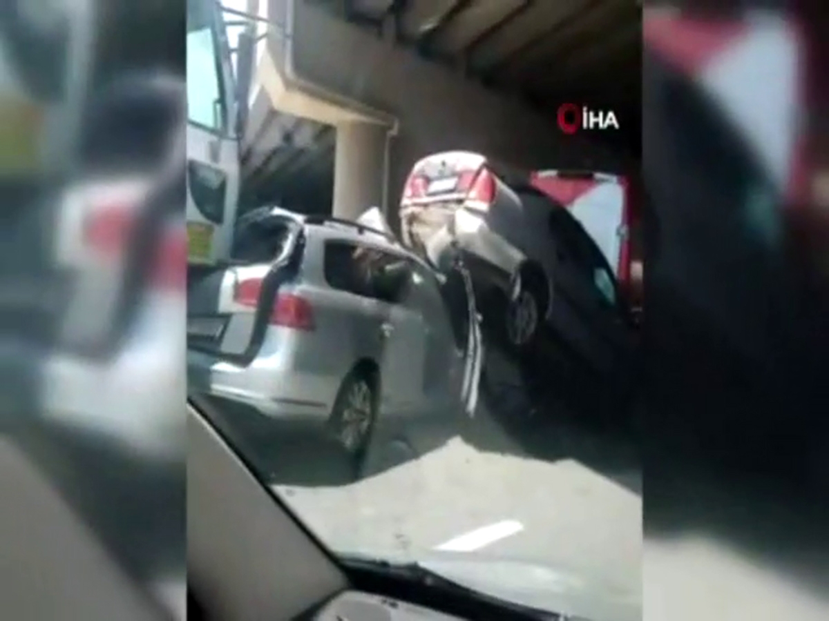 Zincirleme kazada otomobil askıda kaldı