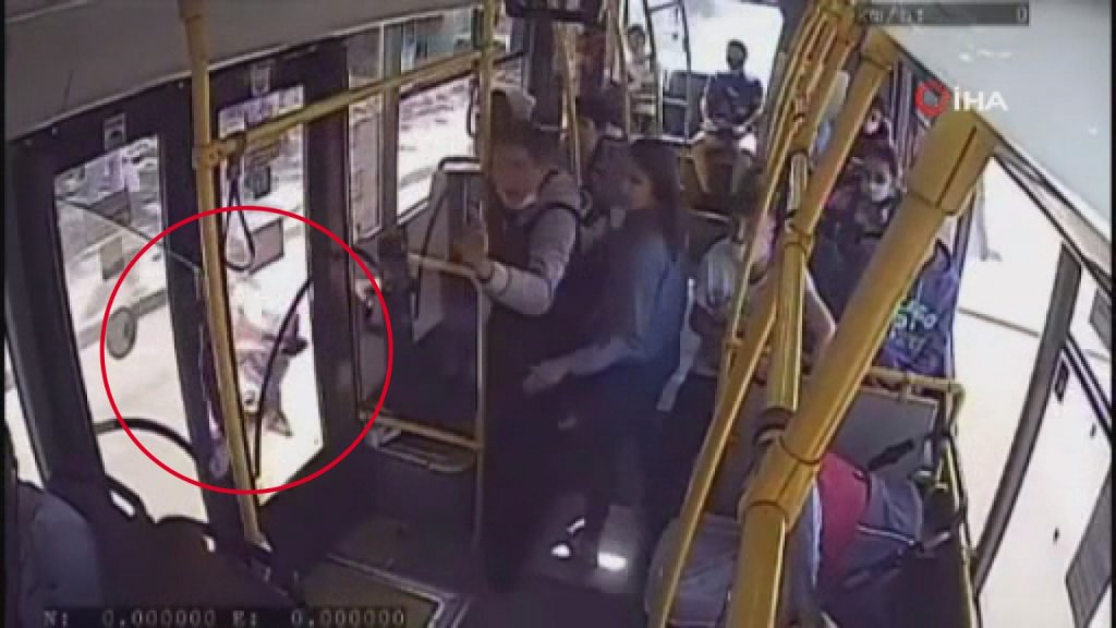 Rusya’da annesinin kucağındaki bebeğin bacağı otobüsün kapısına sıkıştı