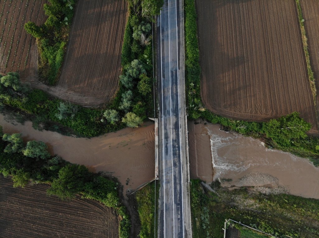 Kırklareli’nde dere taştı, 2 otomobil suya kapıldı
