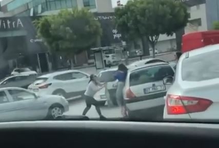 İki Kadının, Trafikteki Saç Başa Kavgası Kamerada