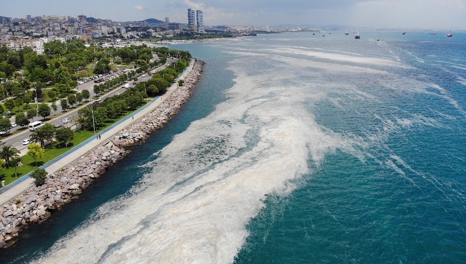 Kartal Sahili’ndeki müsilaj yoğunluğu havadan görüntülendi