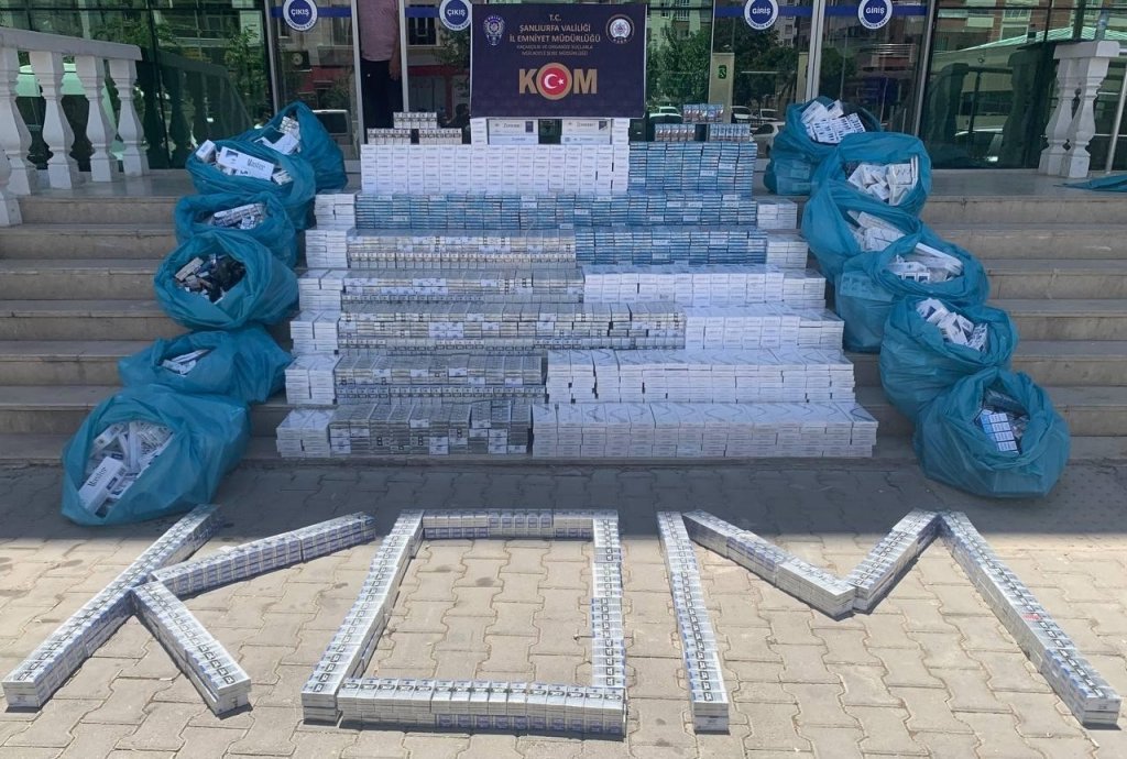 Dedektör köpek tepki verdi, bisküvi kutularından 16 bin paket kaçak sigara çıktı