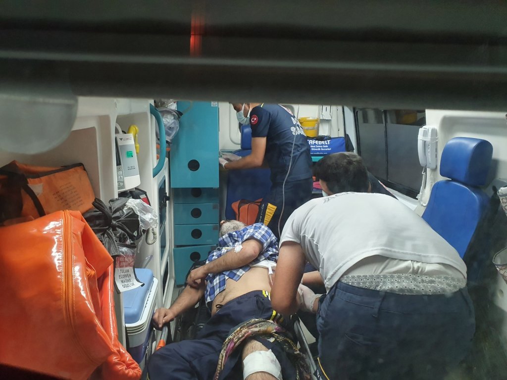 Üvey oğlu tarafından sırtından ve bacağından bıçaklandı