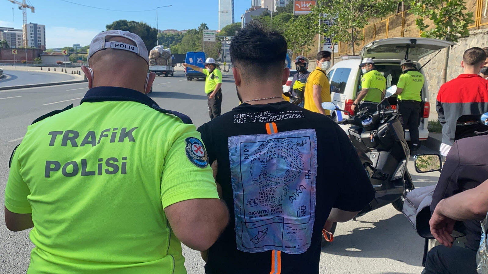İstanbul Trafiğinde “Pes” Dedirten Görüntü: Kız Arkadaşıyla Motorda Yer Değiştirdi