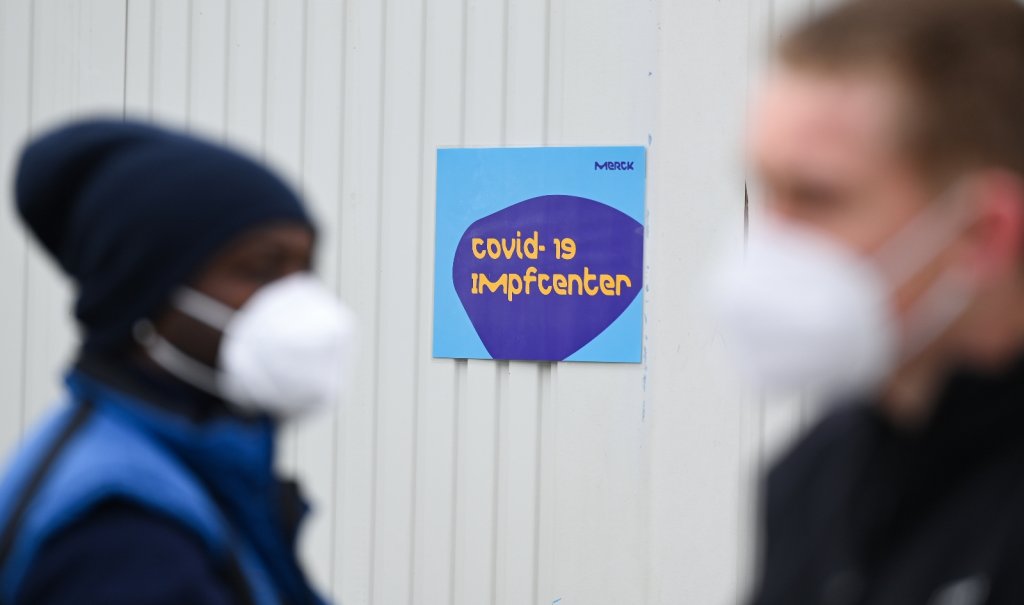 Almanya açık havada maskelerin çıkarılmasını tartışıyor