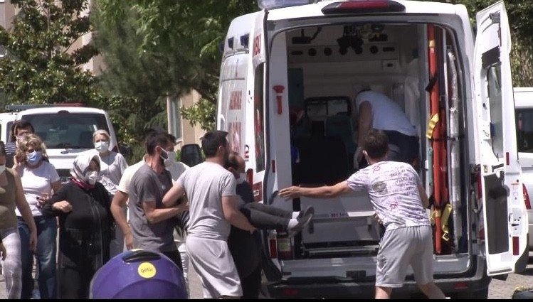 Pendik’te bir kadın kendini yangın merdivenine astı