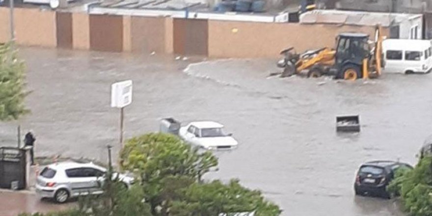 Ankara'da şiddetli sağanak hayatı felç etti!