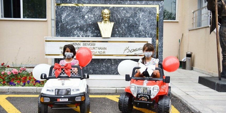 Kağıt toplayan çocuklara akülü araba veren baba, sosyal medyayı salladı!