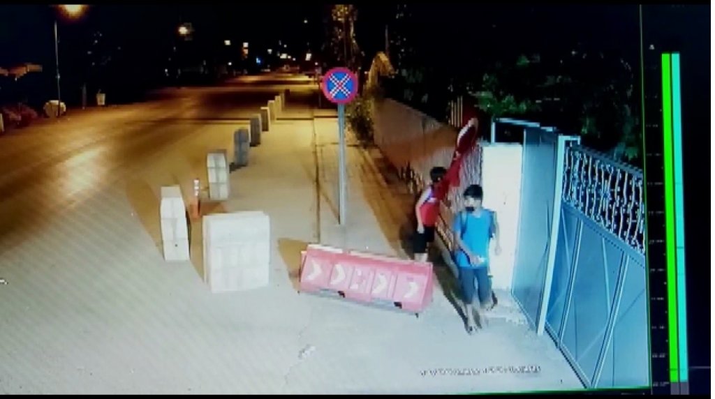 Rüzgarda katlanan bayrağı düzeltip öptüler