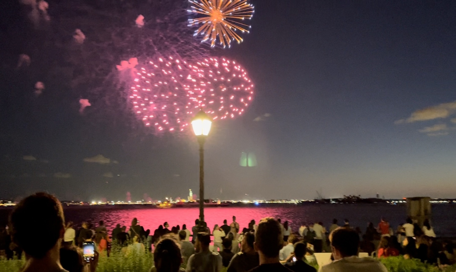 New York’ta korona virüs kısıtlamalarının kaldırılışı coşkuyla kutlandı