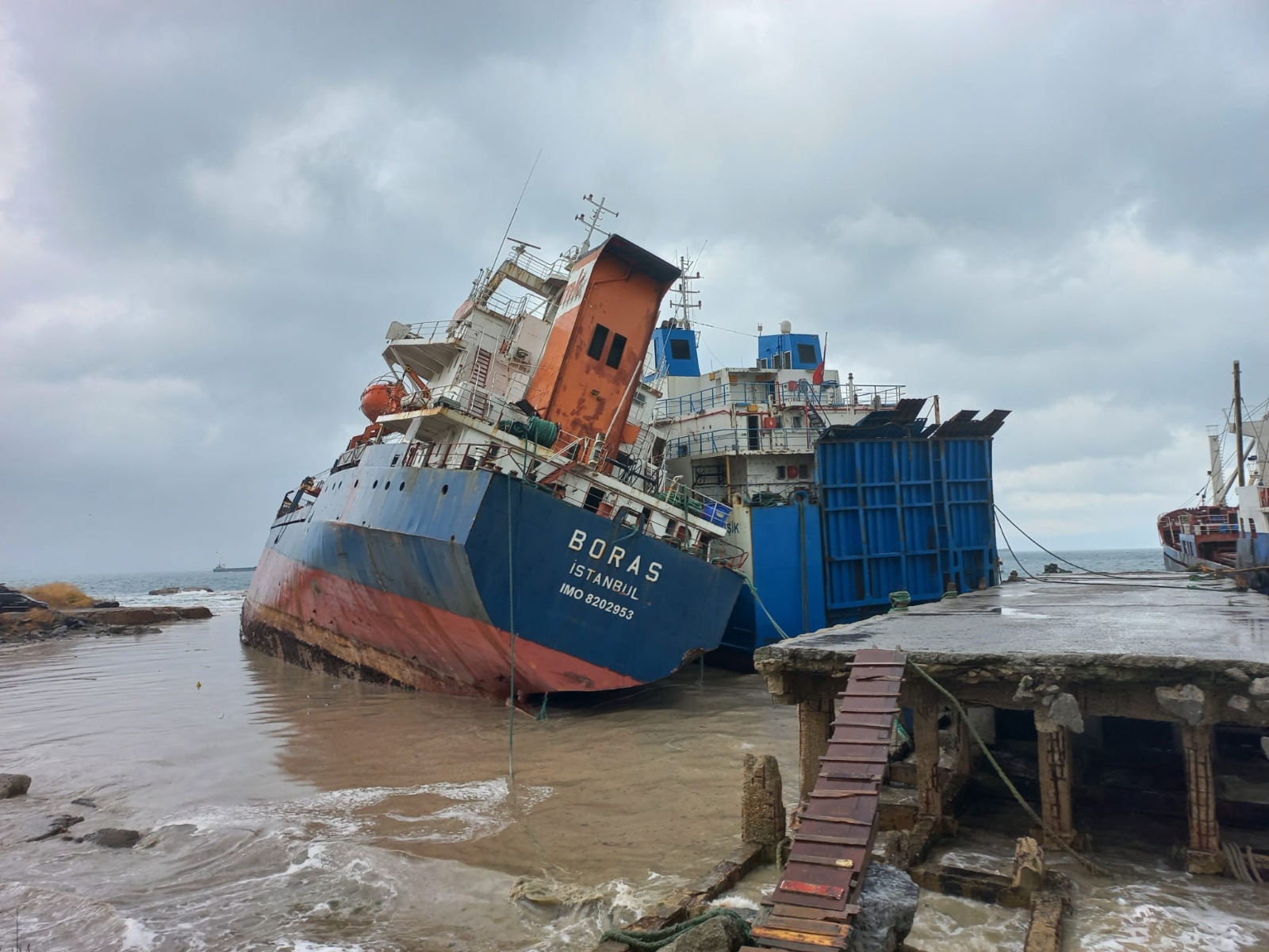 Kartal’da halatı kopan gemi, başka bir gemiye çarptı