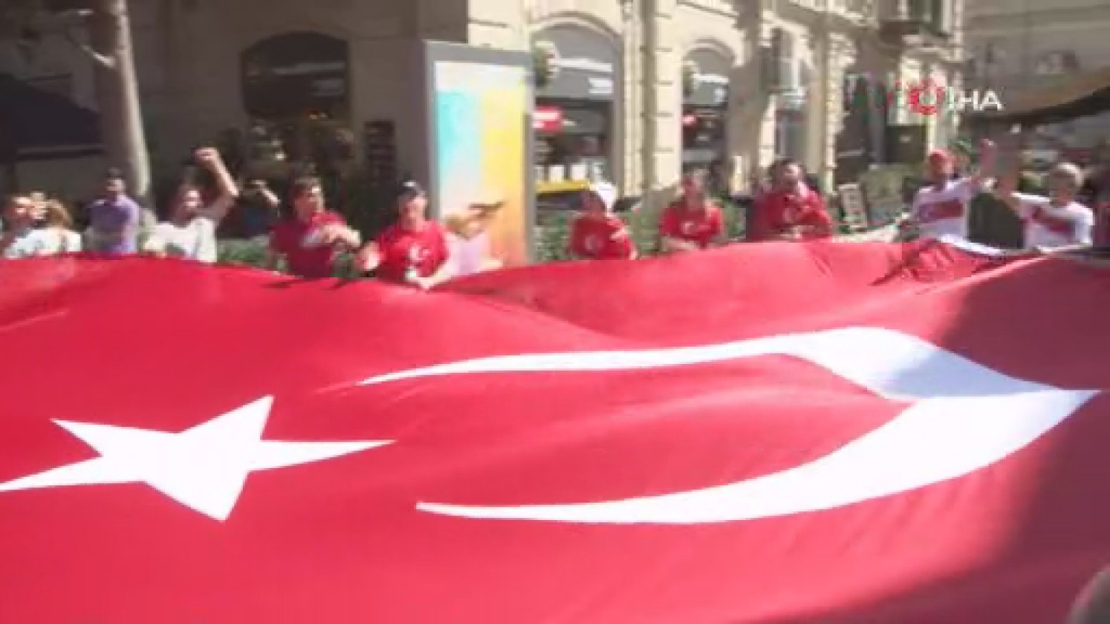 Bakü kırmızı-beyaza büründü