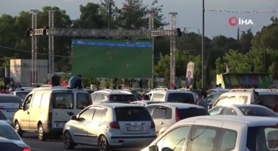 Adana’da arabada milli maç keyfi