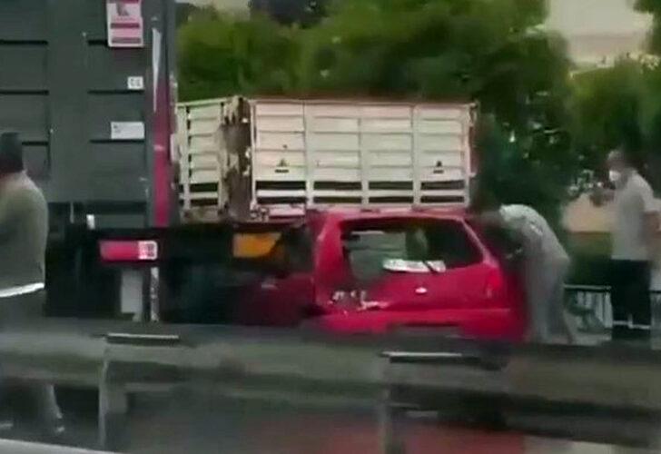 Kamyonun çarptığı araç TIR'ın altına girdi