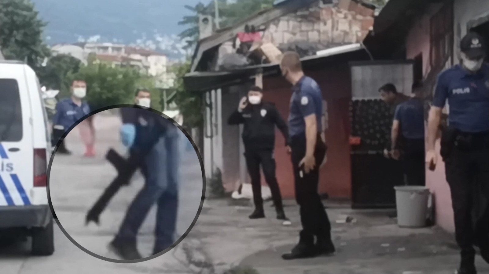 Ekiplerin karşısında pompalı tüfek ve silahla havaya ateş açtılar