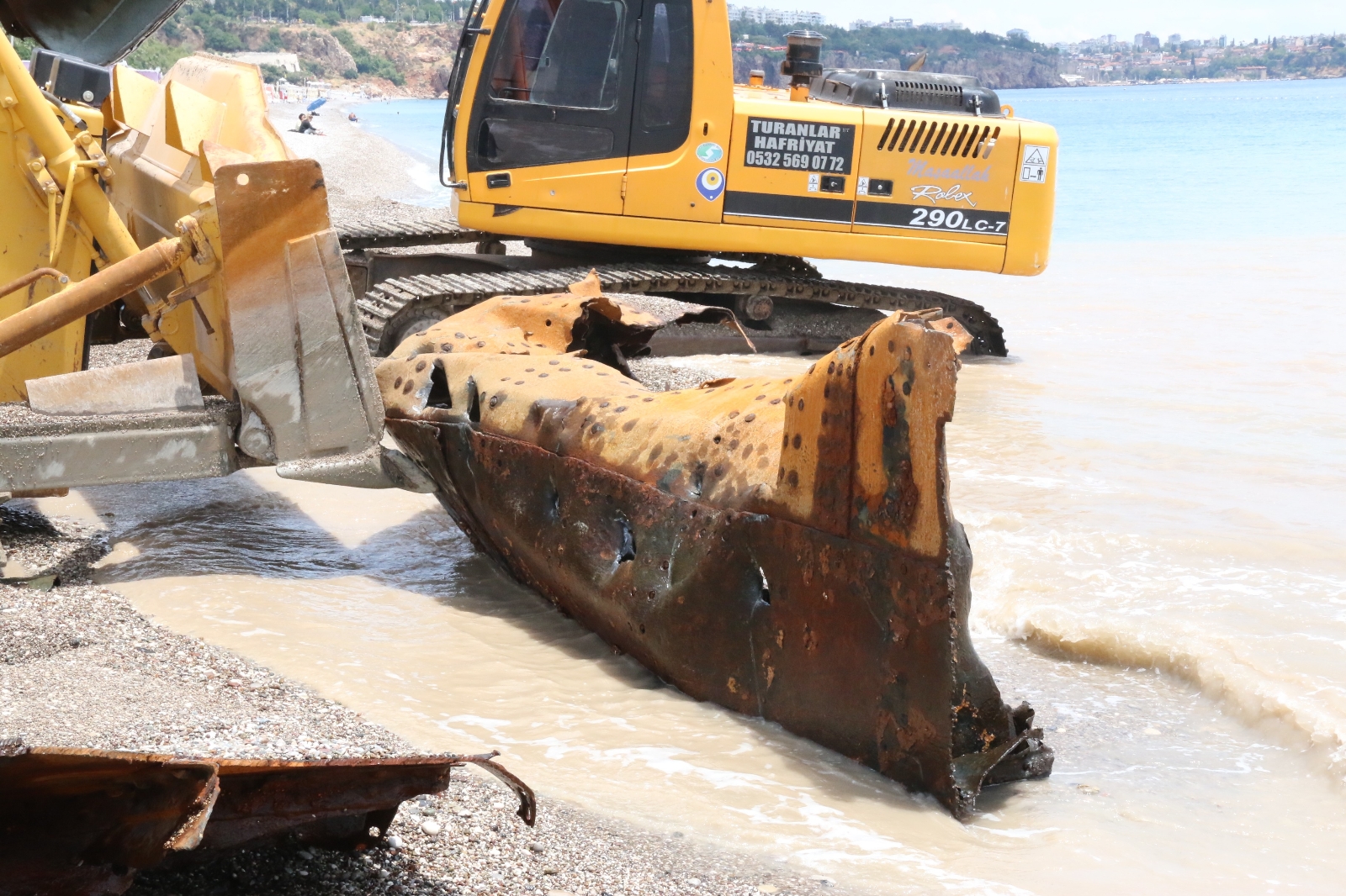 Dünyaca Ünlü Plajdaki 83 Yıllık Batık Gemi Karaya Çıkarıldı