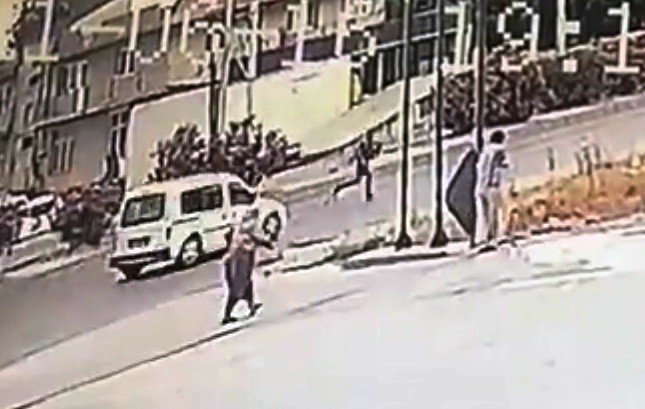 Otomobilin çarptığı yaya hayatını kaybetti: Kaza anı kamerada