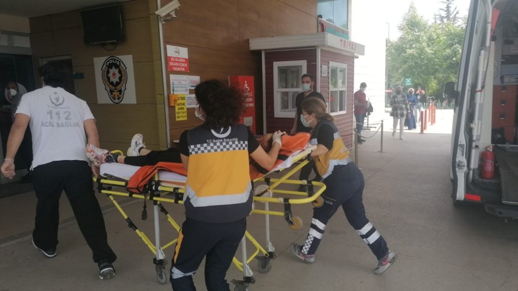 Eşini çalıştığı lisenin içinde bıçaklayarak öldürdü