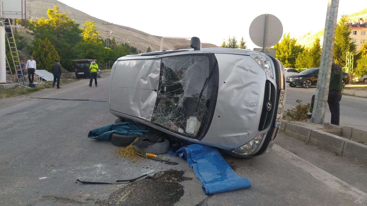 Takla atan araçtan yürüyerek çıktılar