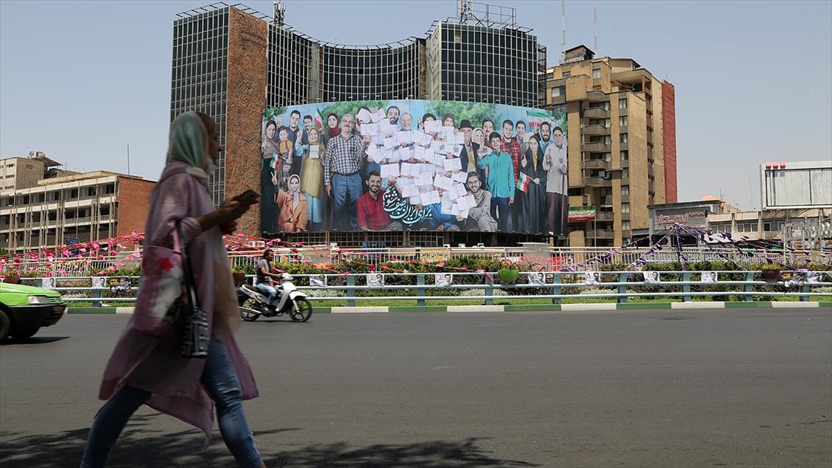 İran'da Halk Yeni Cumhurbaşkanını Seçmek Üzere Yarın Sandık Başına Gidecek