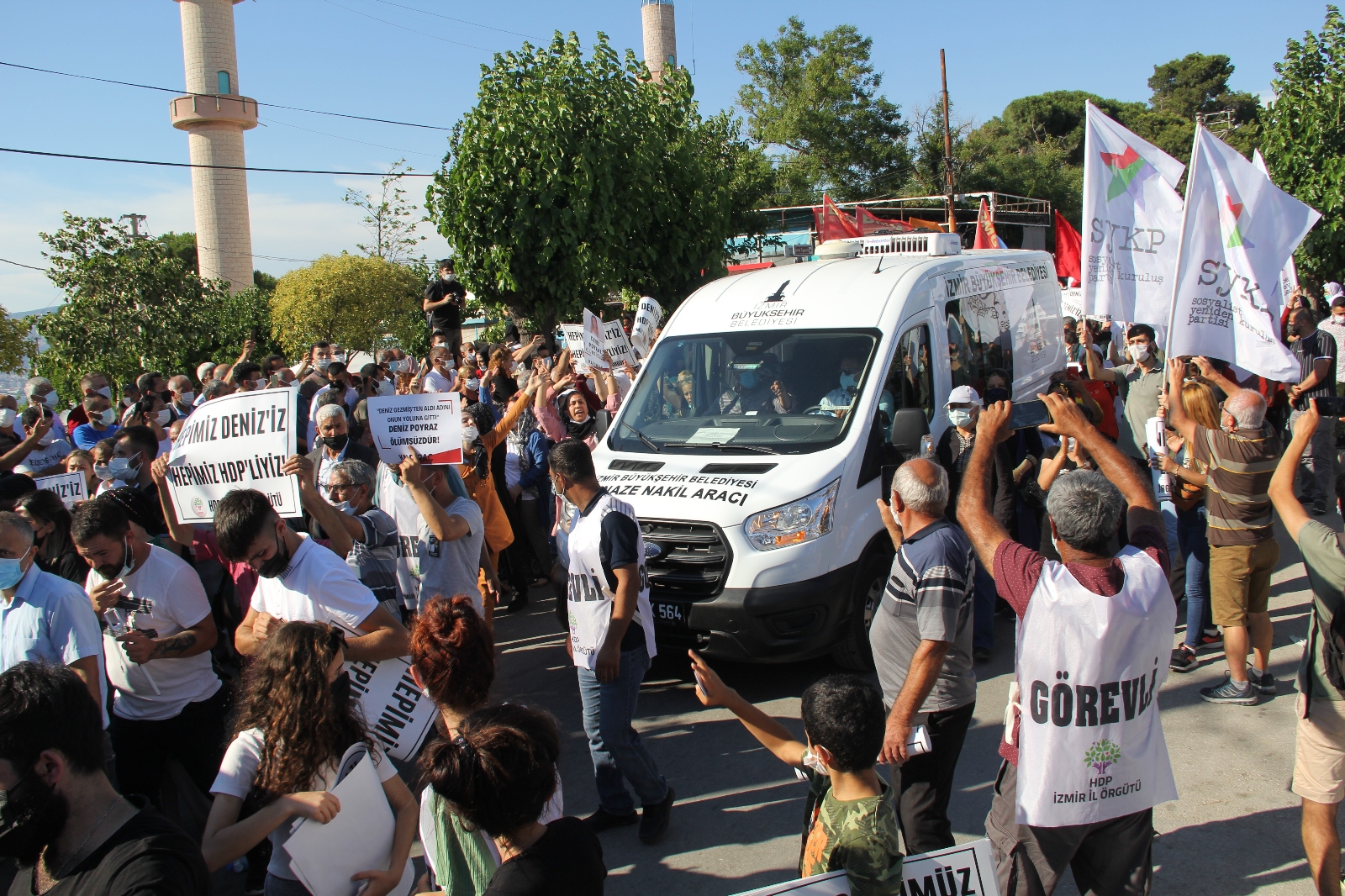 HDP İl Binasındaki saldırıda ölen Deniz Poyraz’ın cenazesinde kısa süreli gerginlik