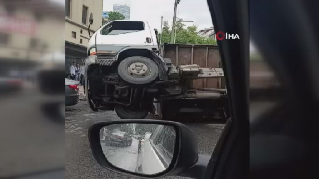 Şişli’de seramik yüklü kamyonet devrildi