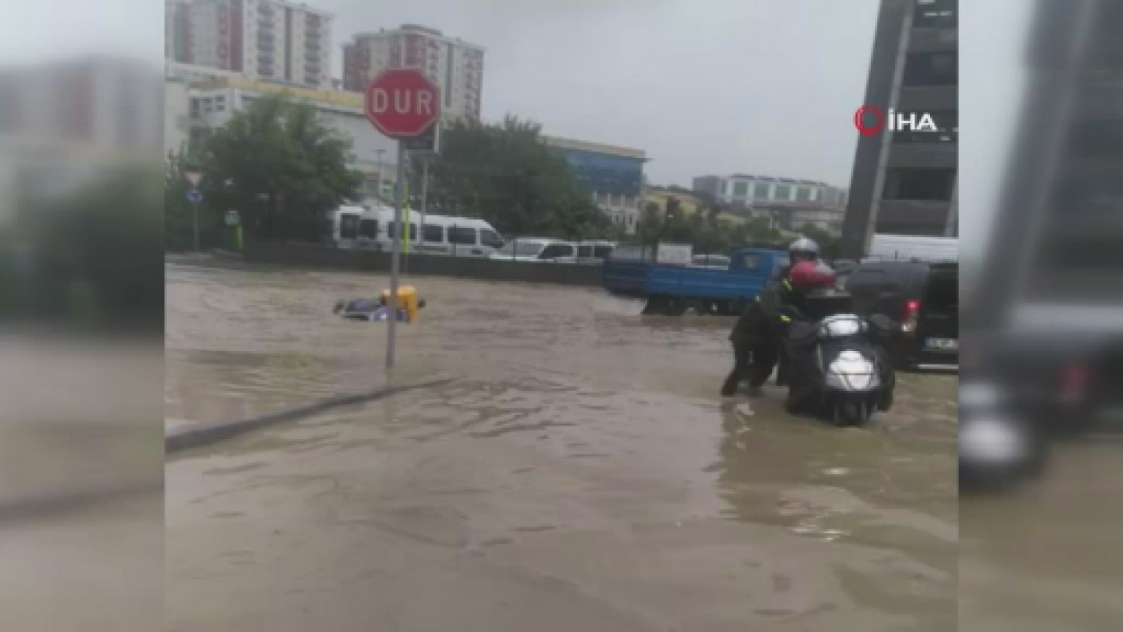 İkitelli’de göle dönen yolda motosiklet sürücülerinin zor anları