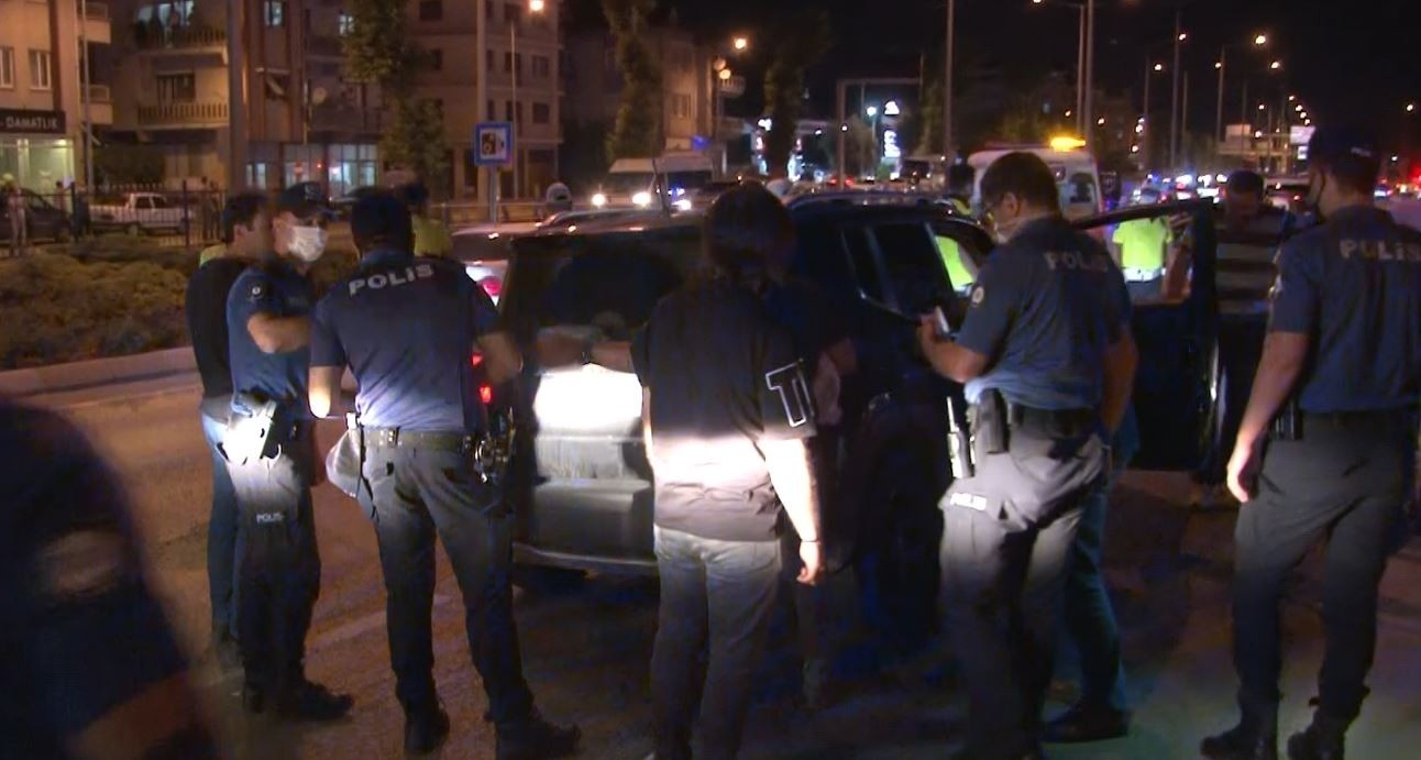 Trafik Magandası Kendisi Uyaran Otomobile 16 El Ateş Etti: 1 Yaralı