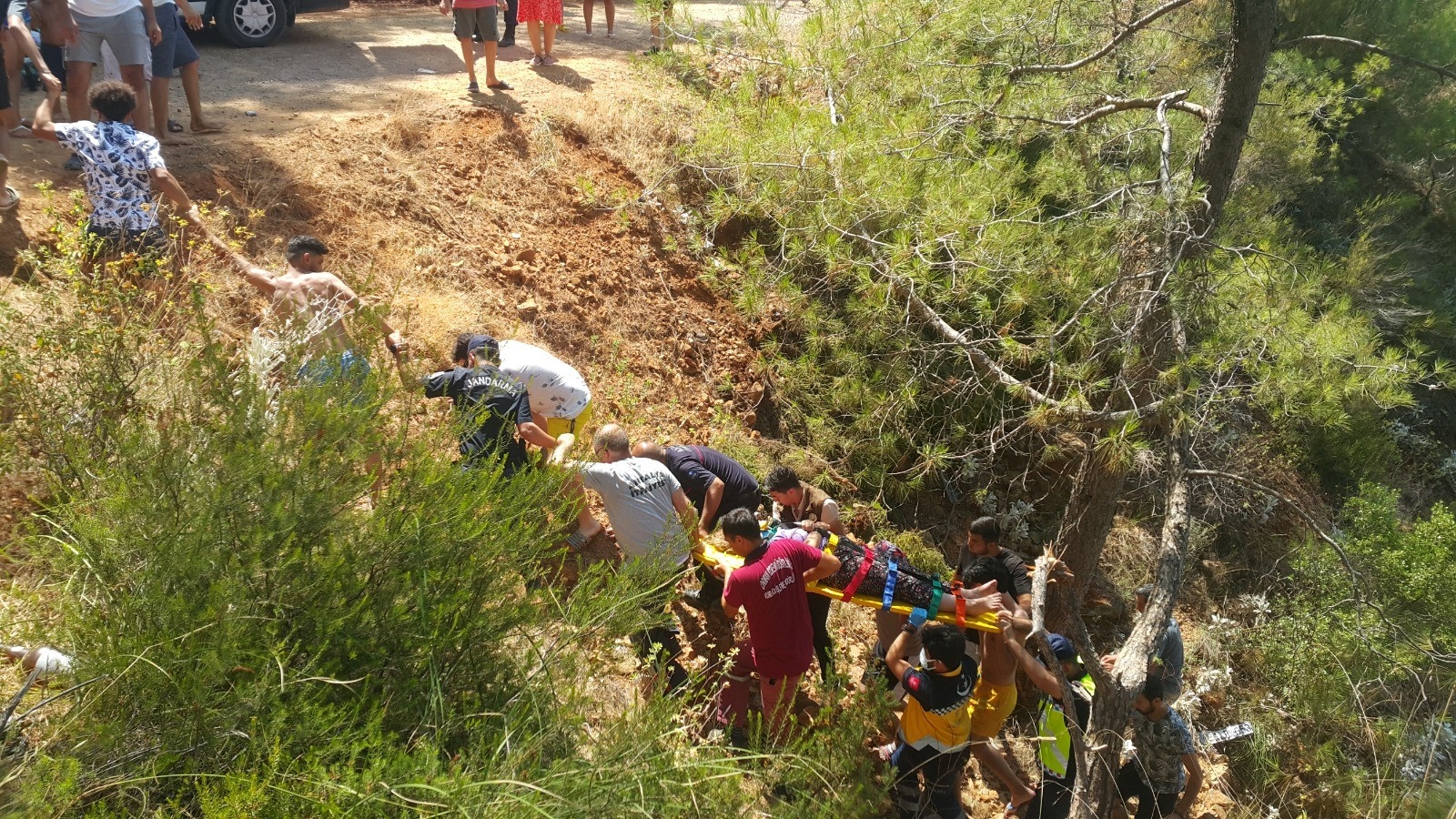 Uçuruma yuvarlanan araçtaki yaralılar insan zinciriyle yukarı çıkartıldı