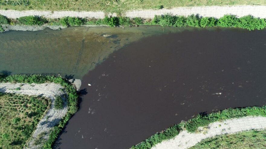 Pırıl pırıl akan Nilüfer Çayı zifte dönüştü!