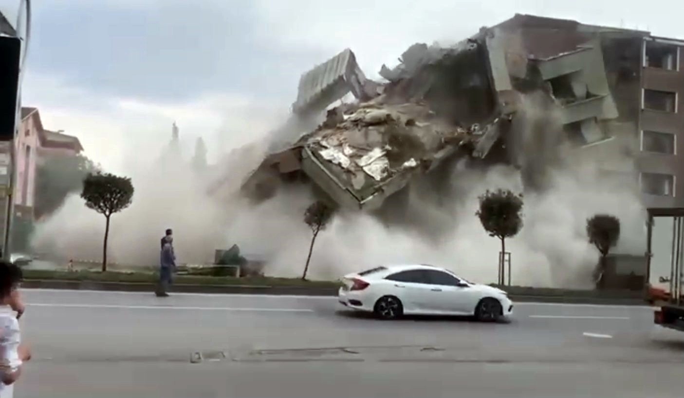 Şehir Merkezindeki Bina Büyük Gürültüyle İşte Böyle Yıkıldı