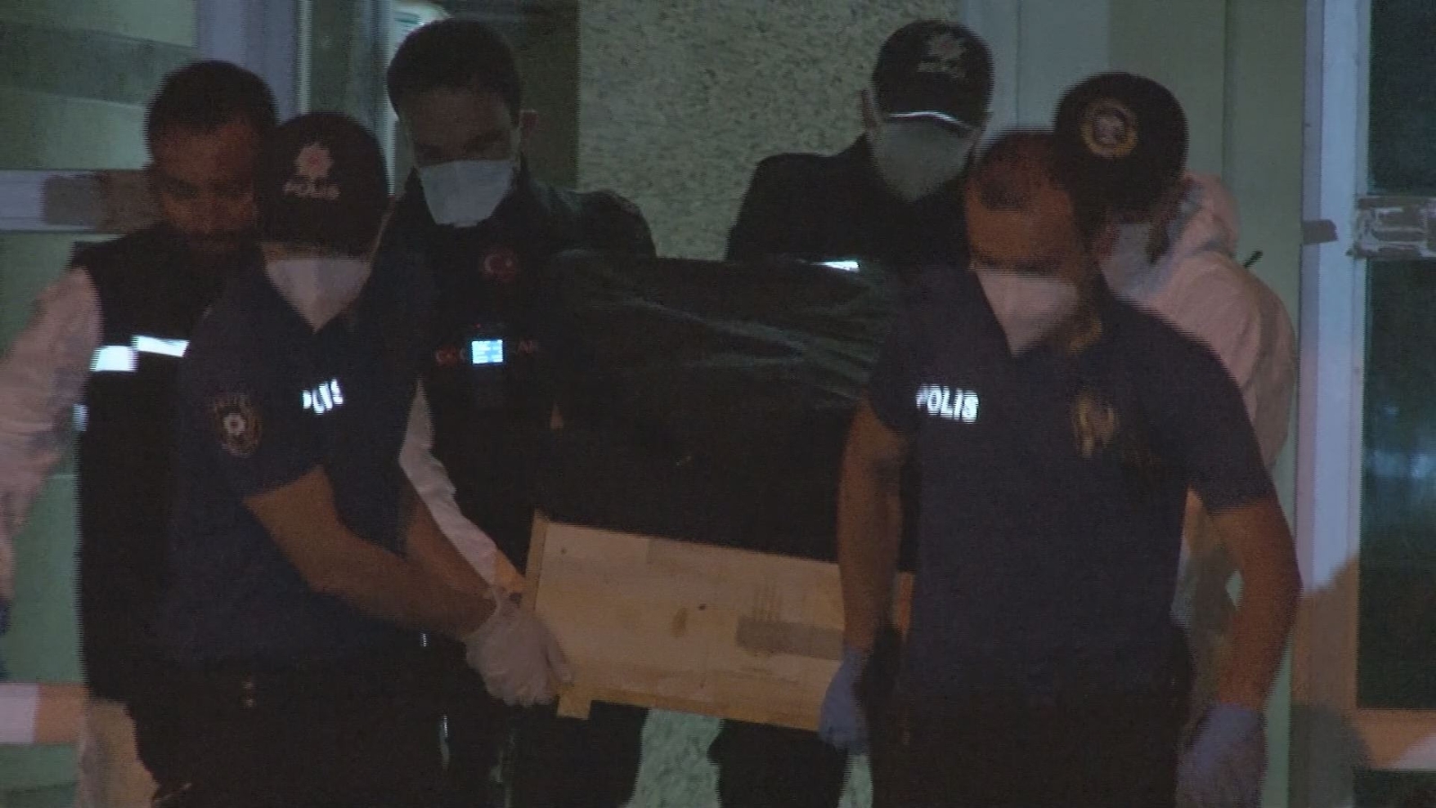 Beylikdüzü’nde Dairede Cansız Bedenleri Bulunan Anne Ve Oğlunun Cenazeleri Evden Çıkarıldı