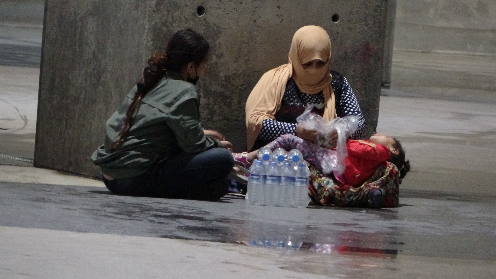 Kucağında çocukla dilenen kadın, 5 defa aynı yerde yakalandı