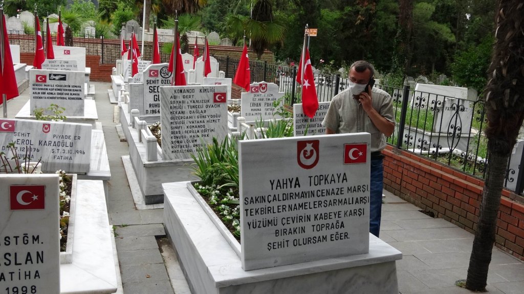 Samsun’da hırsız şehitlikteki bayrağı çaldı