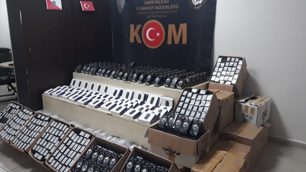 İzmir’de gümrük kaçağı cep telefonu operasyonu