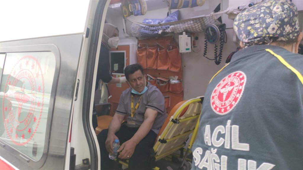 Ambulans kavşakta otomobille çarpıştı: 4 yaralı
