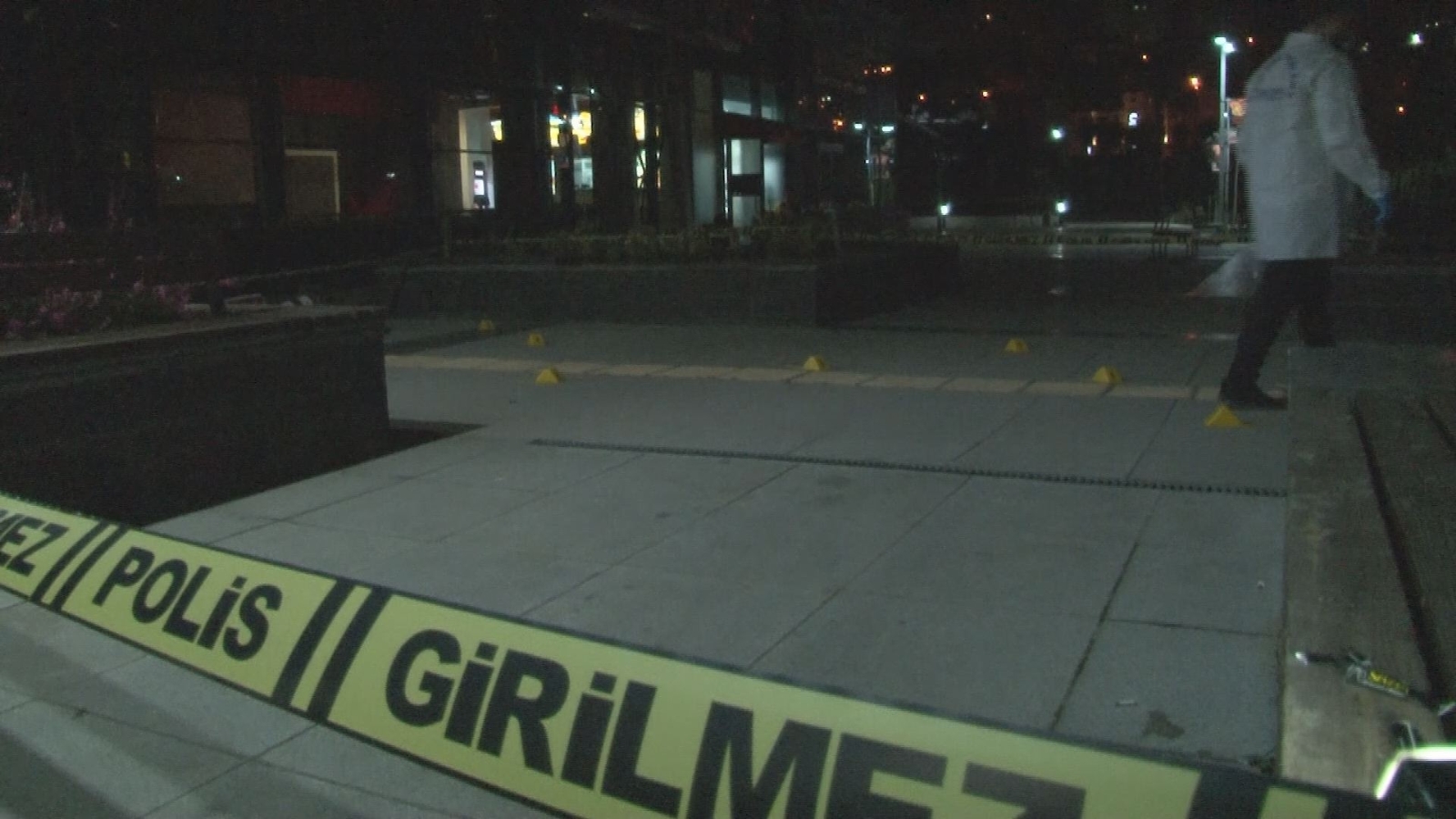 Silahlı Bir Grup, Restoranı Kurşun Yağdırdı