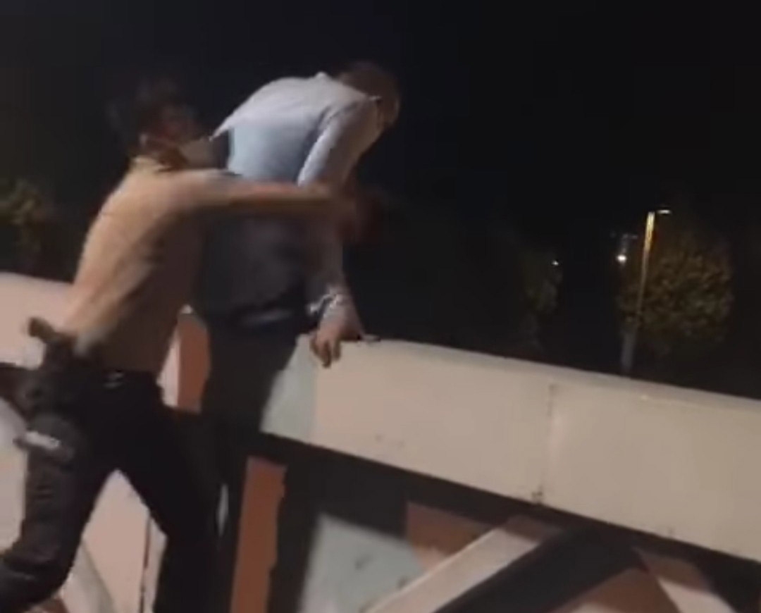 Üst Geçitte İntihara Kalkışan Vatandaşı Bekçiler Son Anda Kurtardı...O Anlar Kamerada