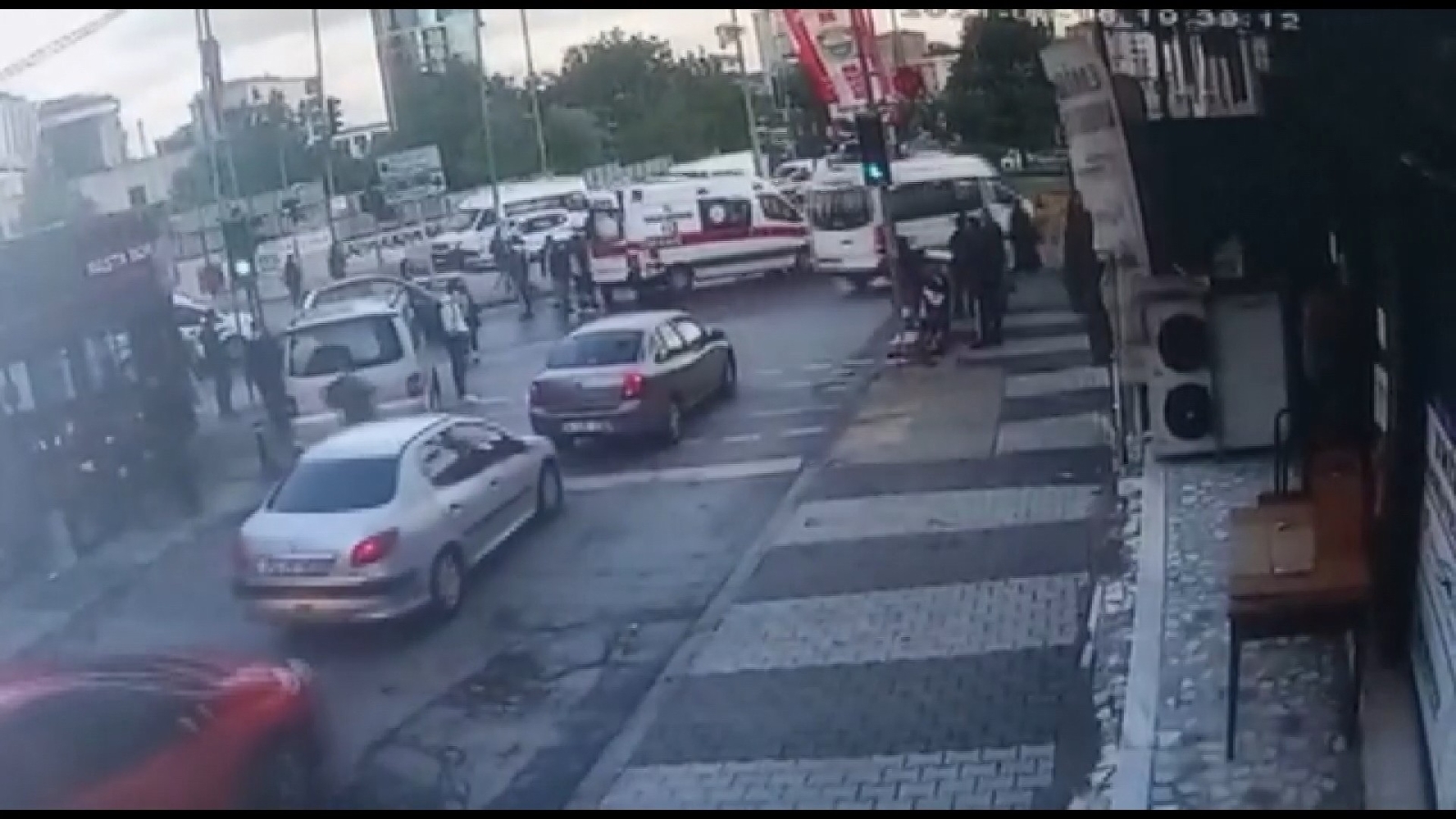 Kırmızı Işıkta Karşıya Geçen Kişiye Otomobilin Çarptığı Anlar Kamerada