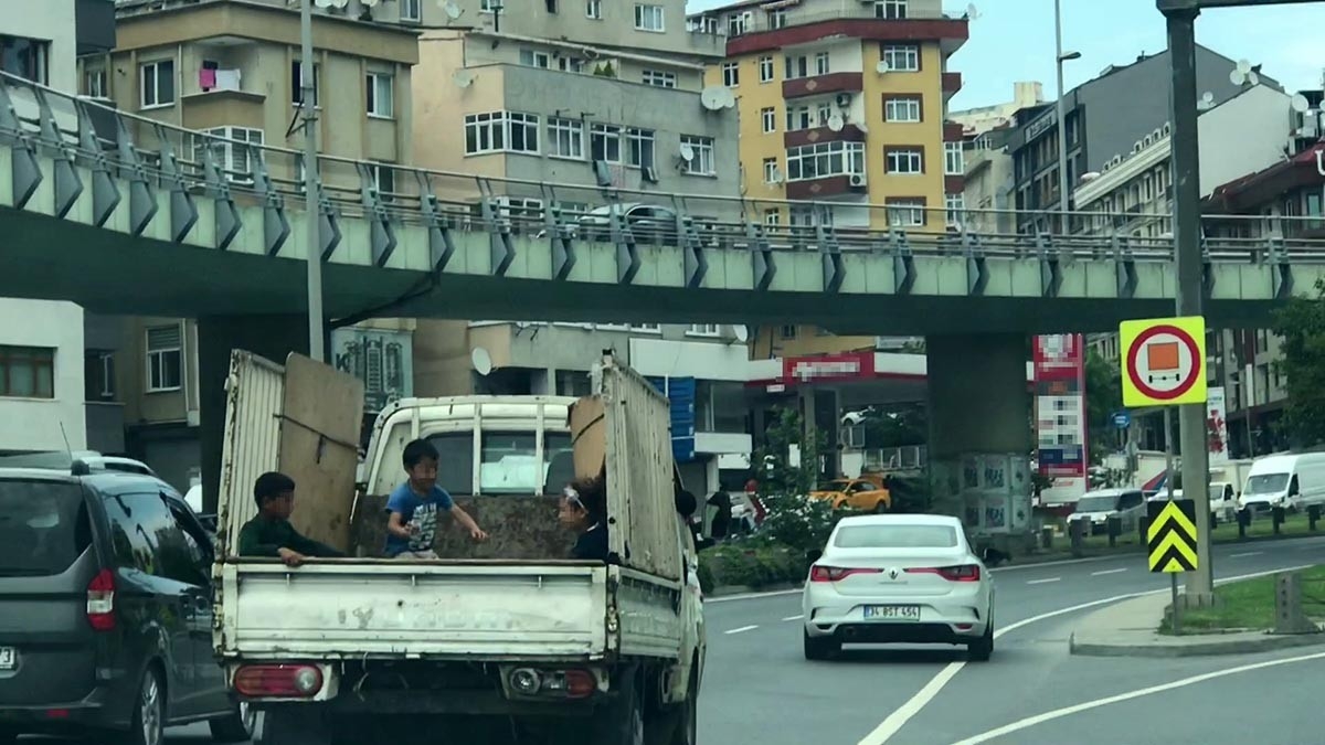 Şişli’de çocukların kamyonet kasasındaki tehlikeli yolculuğu kamerada