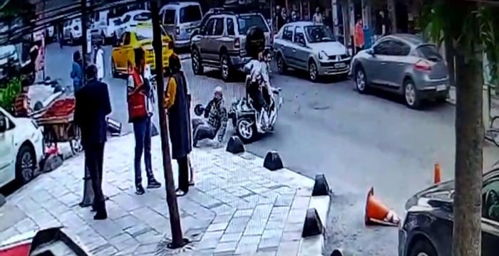 Motosikletin Yaşlı Adama Çarptığı Anlar Kamerada