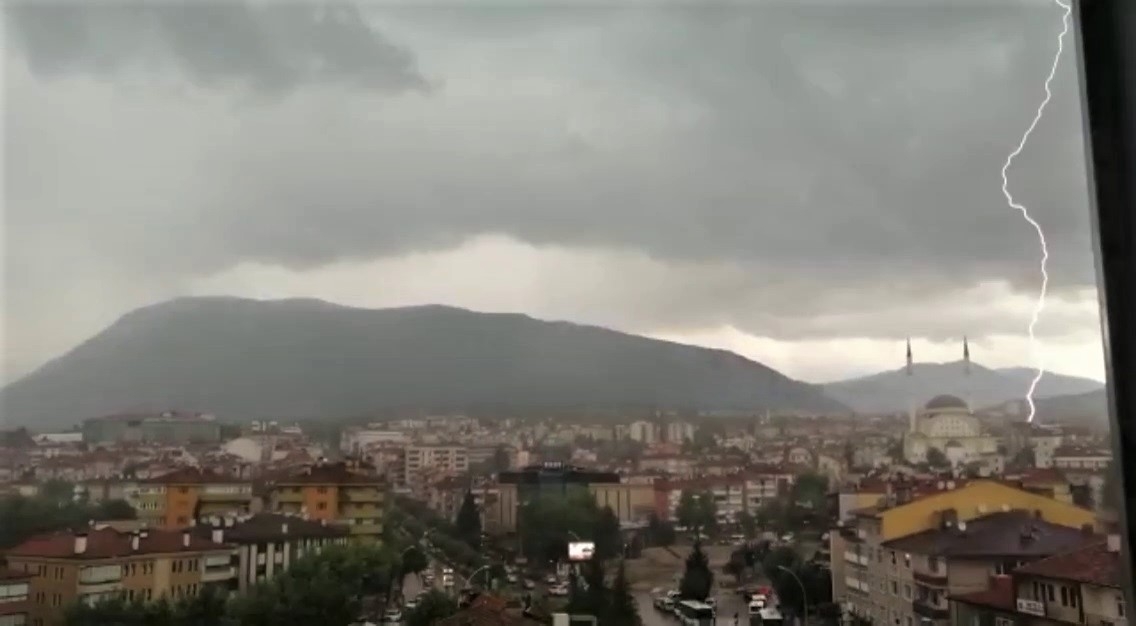 Karabük’te yıldırım düşme anbean kaydedildi