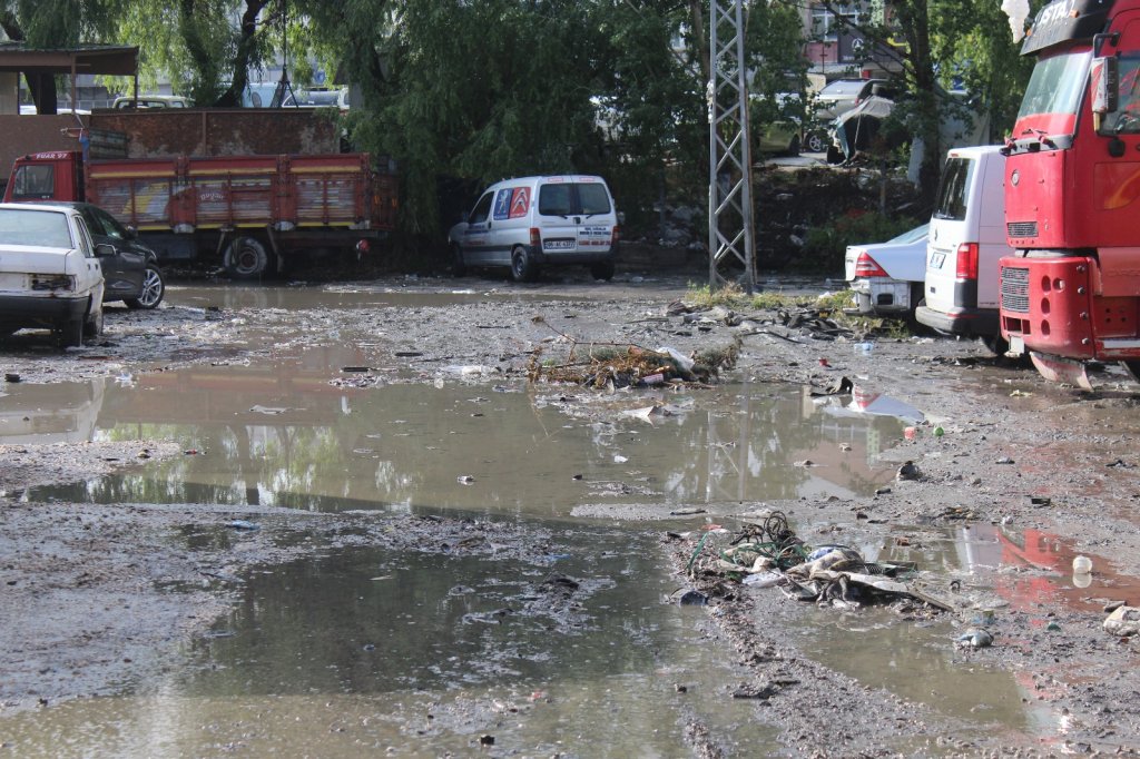 Ankara’da iş yerlerini su bastı, araçlar suya gömüldü