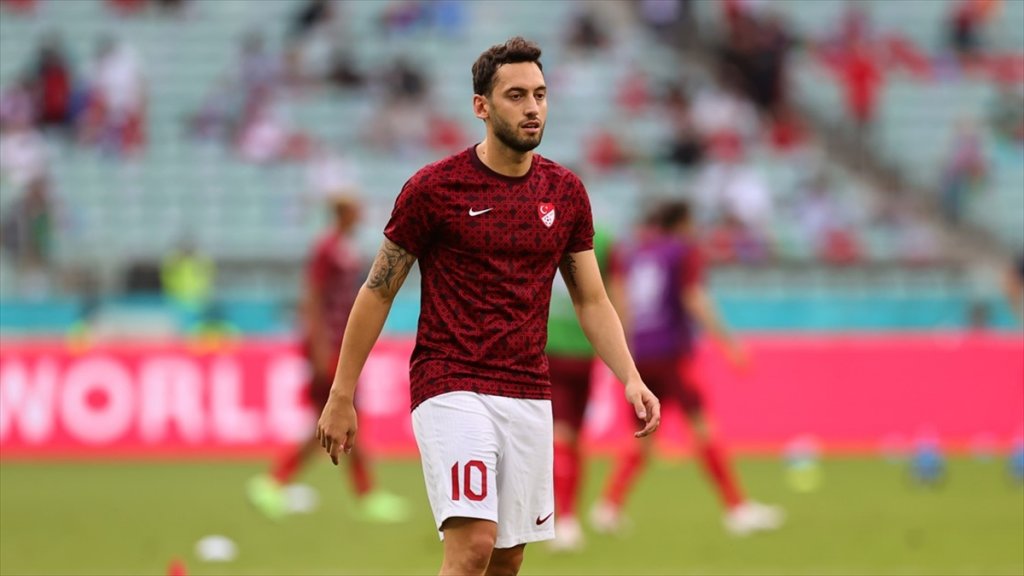 Inter, Milli Futbolcu Hakan Çalhanoğlu'nu Kadrosu Kattı
