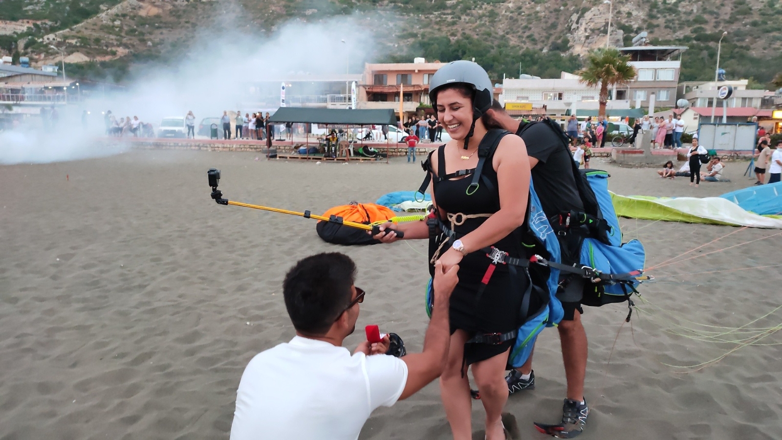 İtfaiye Erinden Yamaç Paraşütlü Evlilik Teklifi